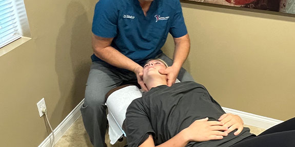 patient getting diversified chiropractic in La Verne for auto accident injury