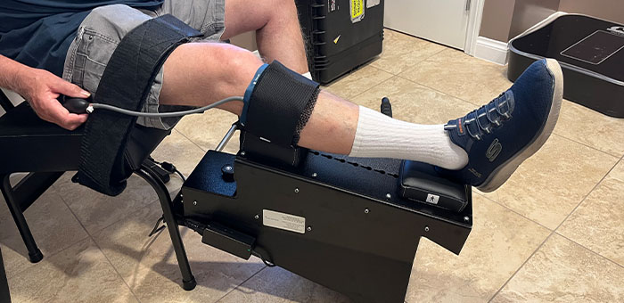patient receiving knee decompression in La Verne for auto accident injury