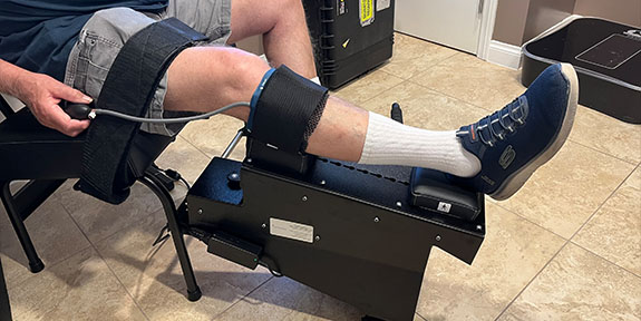 patient getting knee decompression in La Verne for auto accident injury